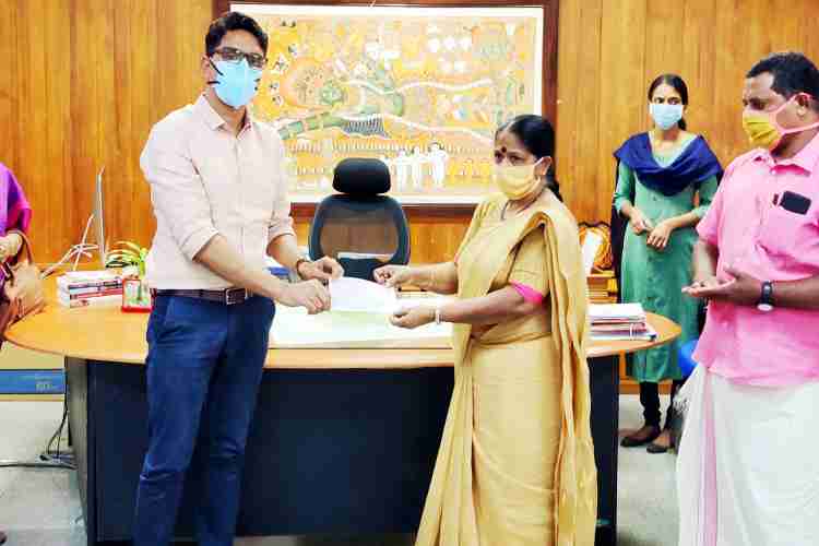 മുഖ്യമന്ത്രിയുടെ ദുരിതാശ്വാസനിധിയിലേക്ക് 10 ലക്ഷം രൂപയുടെ ചെക്ക് ആറന്മുള ഗ്രാമപഞ്ചായത്ത് പ്രസിഡന്റ് ഐഷാ പുരുഷോത്തമന്‍ ജില്ലാ കളക്ടര്‍ പി.ബി നൂഹിന് കൈമാറുന്നു. 