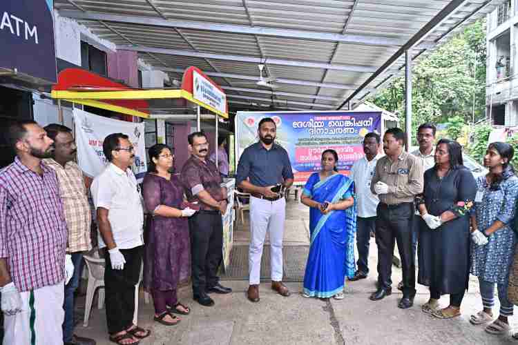 ഡെങ്കിപ്പനി ദിനാചരണത്തിന്റെ ജില്ലാതല ഉദ്ഘാടനം കലക്ടറേറ്റ് അങ്കണത്തില്‍ ജില്ല കലക്ടര്‍ എസ് പ്രേം കൃഷ്ണന്‍ നിര്‍വഹിക്കുന്നു