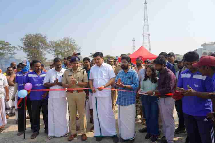 ബോട്ട് സർവീസ് കോഴിക്കോട് ബീച്ചിൽ മന്ത്രി ഉദ്ഘാടനം ചെയ്യുന്നു