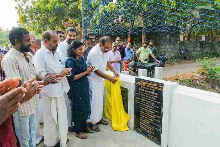 പാലത്ത് കനാൽ പാലം മന്ത്രി എ കെ ശശീന്ദ്രൻ ഉദ്ഘാടനം ചെയ്യുന്നു