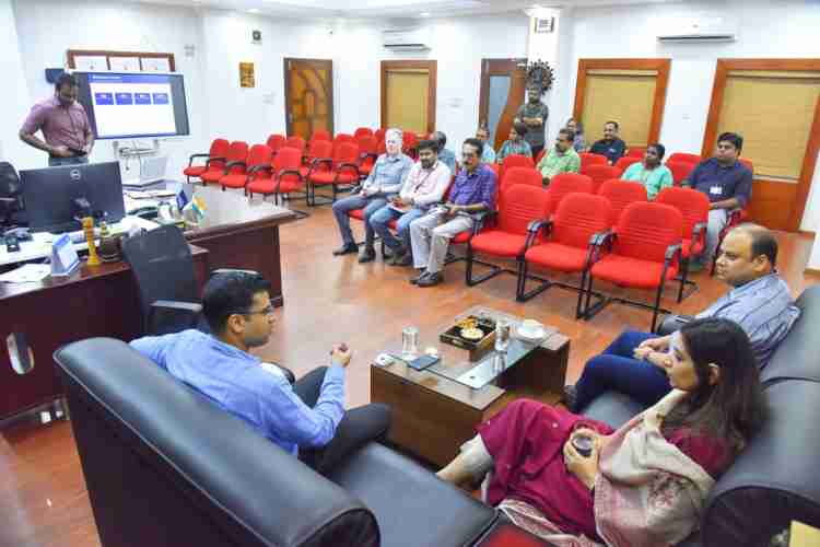 ഉദ്യോഗസ്ഥരുടെ ആദ്യഘട്ട റാന്‍ഡമൈസേഷനുമായി ബന്ധപ്പെട്ട് കലക്ടറുടെ ചേംബറില്‍ ചേര്‍ന്ന യോഗം