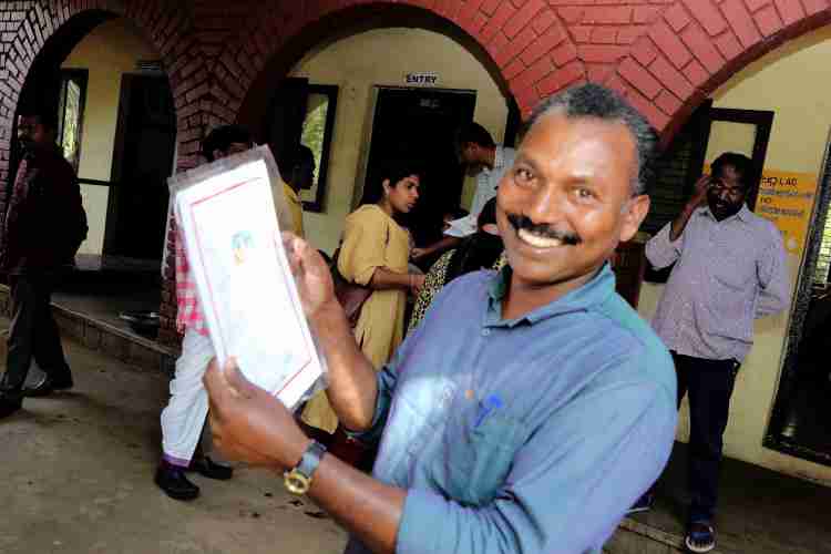 മുത്തങ്ങ സമരത്തില്‍ പങ്കെടുത്തവര്‍ക്കുള്ള കൈവശ രേഖയുമായി ബാബു