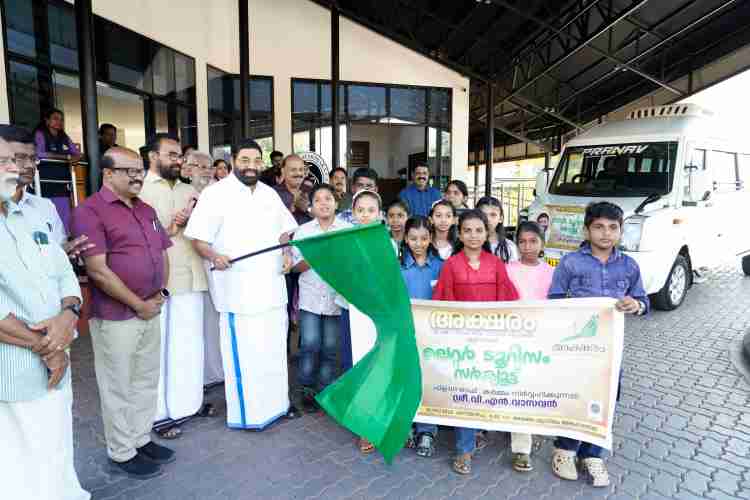 അക്ഷരം മ്യൂസിയം സംഘടിപ്പിക്കുന്ന ലെറ്റർ ടൂറിസം സർക്യൂട്ട് മന്ത്രി വി.എൻ വാസവൻ ഫ്ലാഗ് ഓഫ്‌ ചെയ്യുന്നു