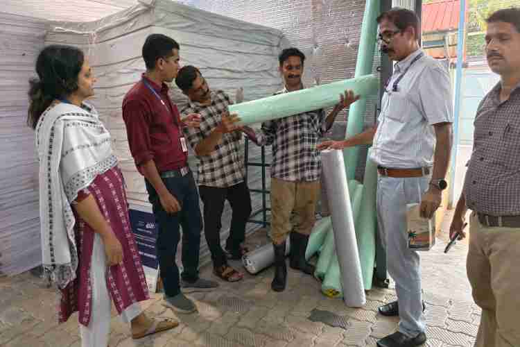 പ്രിന്റിങ് സ്ഥാപനത്തില്‍ ഉദ്യോഗസ്ഥര്‍ പരിശോധന നടത്തുന്നു