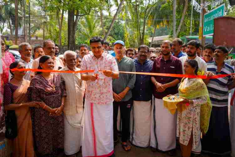നവീകരിച്ച ബേപ്പൂർ വൈലാലിൽ -കയർ ഫാക്ടറി റോഡ് ഉദ്ഘാടനം മന്ത്രി പി എ മുഹമ്മദ് റിയാസ് നിർവഹിക്കുന്നു
