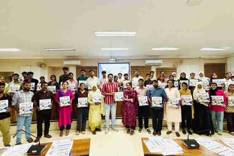 യങ് വോട്ടേഴ്സ് സമ്മിറ്റിൽ വോട്ടർ ബുള്ളറ്റിൻ പ്രകാശനം അസി. കലക്ടർ ഡോ. എസ് മോഹനപ്രിയ നിർവഹിക്കുന്നു