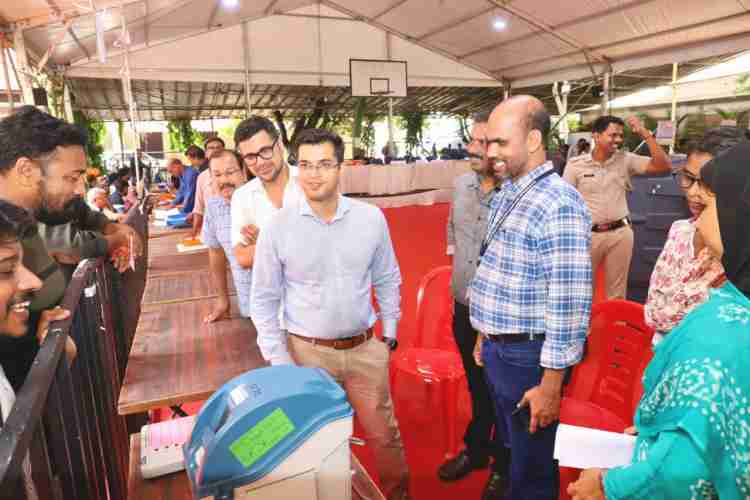 കോഴിക്കോട് മലബാർ ക്രിസ്റ്റ്യൻ കോളേജിൽ നടന്ന ഇ വി എം കമീഷനിങ് ജില്ലാ കലക്ടർ സ്നേഹിൽ കുമാർ സിങ് സന്ദർശിക്കുന്നു