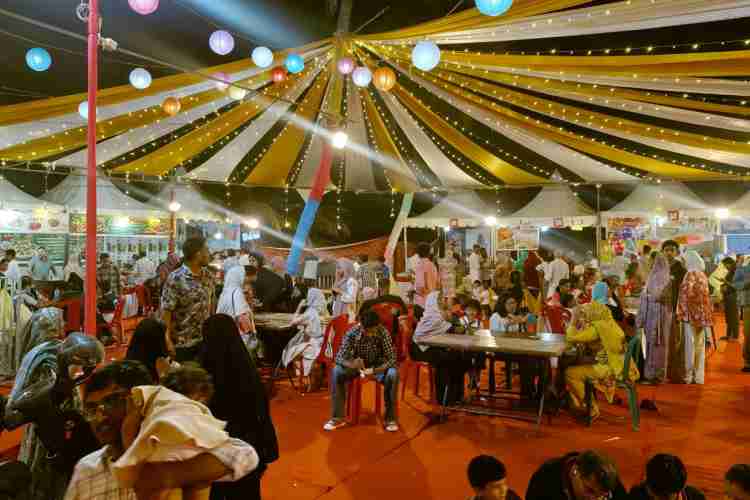 ബേപ്പൂർ ഫെസ്റ്റിന്റെ ഭാഗമായുള്ള ഭക്ഷ്യമേളയിലെ തിരക്ക്
