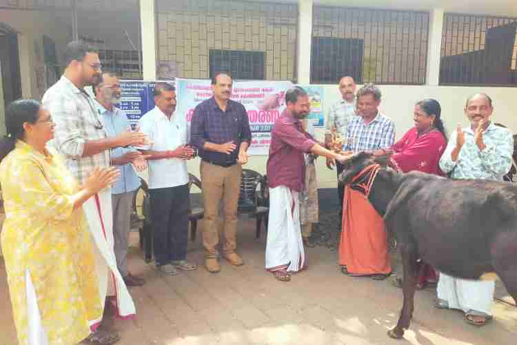 കൊയിലാണ്ടി നഗരസഭ കിടാരി വിതരണോദ്ഘാടനം നഗരസഭ ചെയർപേഴ്സൺ യു കെ ചന്ദ്രൻ നിർവഹിക്കുന്നു