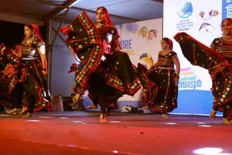 ബേപ്പൂർ ഫെസ്റ്റിന്റെ ഭാഗമായുള്ള ഭക്ഷ്യമേളയിലെ തിരക്ക്