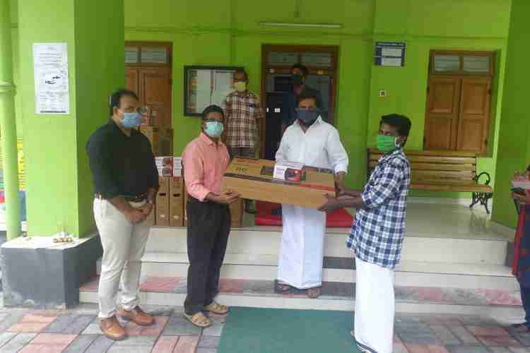 റാന്നി ഫോറസ്റ്റ് ഡിവിഷനിലെ ആദിവാസി കോളനികളിലെ കുട്ടികള്‍ക്ക് പഠിക്കുന്നതിനായി ടെലിവിഷനും അനുബന്ധ ഉപകരണങ്ങളും രാജുഎബ്രഹാം എംഎല്‍എ വിതരണം ചെയ്യുന്നു.