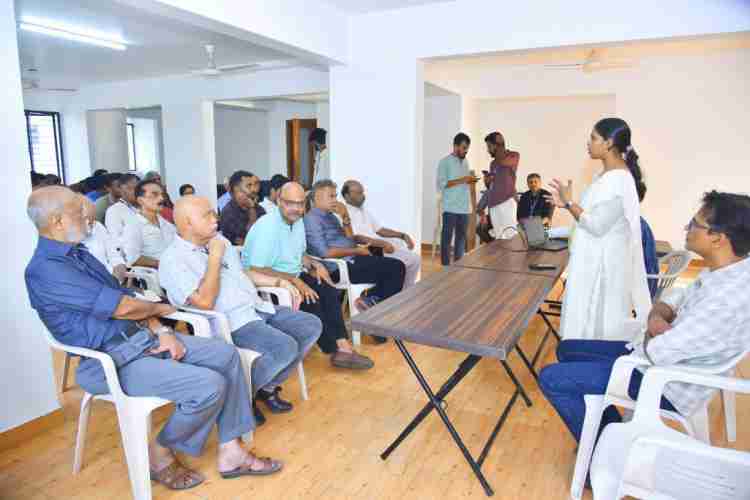 ജില്ലയിലെ വോട്ടർ പങ്കാളിത്തം ഉയർത്തുന്നതിനായി ചേർന്ന യോഗം അസിസ്റ്റന്റ് കലക്ടര്‍ ഡോ. എസ് മോഹനപ്രിയ ഉദ്ഘാടനം ചെയ്യുന്നു