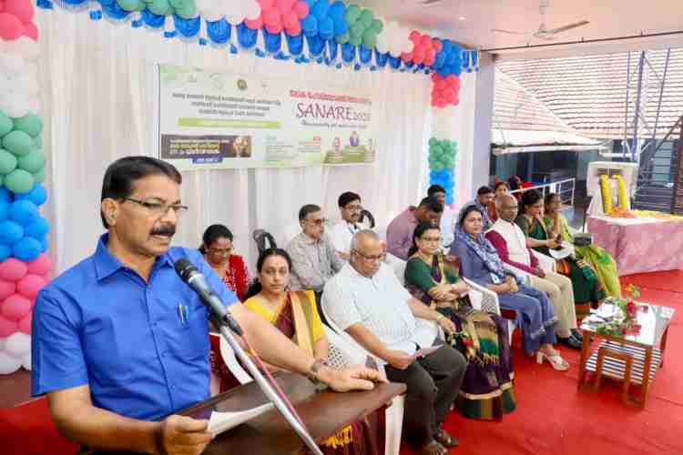 കോഴിക്കോട് ബി ഇ എം ഗേൾസ് ഹയർ സെക്കണ്ടറി സ്കൂളിൽ നടന്ന ഹോമിയോപ്പതി ദിനാചരണം മേയർ ഒ സദാശിവൻ ഉദ്ഘാടനം ചെയ്യുന്നു