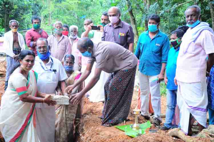 വാത്തിപ്പറമ്പ് അയത്തില്‍ നാരങ്ങാട്ടുമുരുപ്പ് പട്ടികജാതി കോളനിയില്‍ നടപ്പാക്കുന്ന മണ്ണ് സംരക്ഷണപ്രവര്‍ത്തനങ്ങള്‍ ജില്ലാ പഞ്ചായത്തംഗം വിനീതാ അനില്‍ ഉദ്ഘാടനം