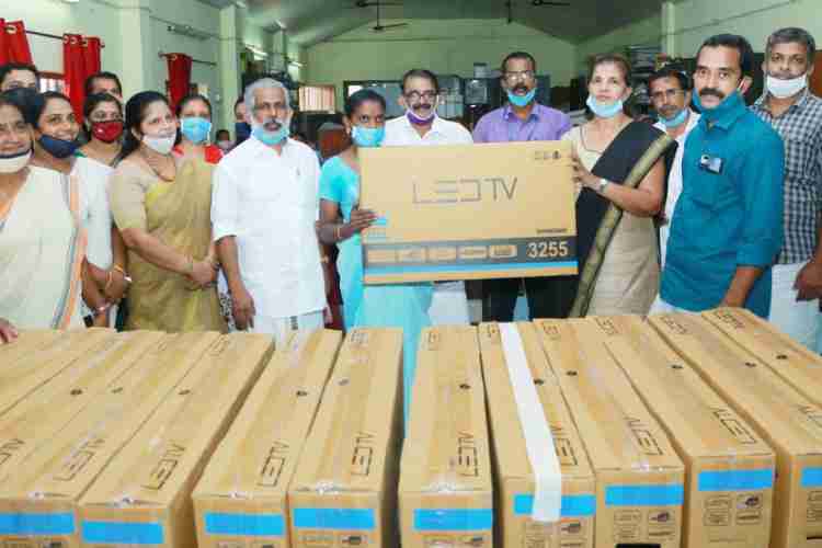 മല്ലപ്പള്ളി ഗ്രാമപഞ്ചായത്ത് പരിധിയിലെ ഓണ്‍ലൈന്‍ പഠന സൗകര്യമില്ലാത്ത   വിദ്യാര്‍ഥികള്‍ക്ക് ഗ്രാമപഞ്ചായത്ത് ഭരണസമിതിയുടെ നേതൃത്വത്തില്‍ ടെലിവിഷന്‍ വിതരണം ചെയ്യുന്നു.