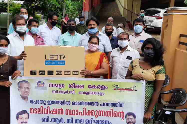 പൊതുഇടങ്ങളില്‍ ടെലിവിഷന്‍ സ്ഥാപിക്കുന്നതിന്റെ വെണ്ണിക്കുളം ബി.ആര്‍.സിതല ഉദ്ഘാടനം ചുഴന  അങ്കണവാടിയില്‍ രാജു എബ്രഹാം എംഎല്‍ നിര്‍വഹിക്കുന്നു