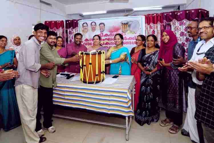 വൈത്തിരി താലൂക്കിലെ വിവിധ പട്ടികവർഗ കലാ സംഘങ്ങൾക്ക് ജില്ലാ കളക്ടർ ഡി.ആർ മേഘശ്രീ വാദ്യോപകരണങ്ങൾ വിതരണം ചെയ്യുന്നു 