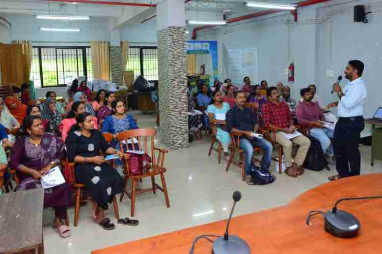 വൈത്തിരി താലൂക്ക് ചാര്‍ജ് ഓഫീസിനു കീഴിലുള്ള എന്യൂമറേറ്റര്‍മാര്‍ക്ക് കളക്ടറേറ്റ് എ പി ജെ ഹാളിലും പഴശ്ശി ഹാളിലും നടത്തിയ പരിശീലന പരിപാടിയില്‍ ഫീല്‍ഡ് ട്രെയിനര്‍മാര്‍ ക്ലസെടുക്കുന്നു