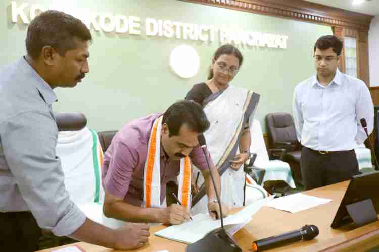 കോഴിക്കോട് ജില്ലാ പഞ്ചായത്ത്‌ പ്രസിഡണ്ടായി ചുമതലയേറ്റ മില്ലി മോഹൻ,  വൈസ് പ്രസിഡണ്ട്  കെ. കെ നവാസ്  എന്നിവർ