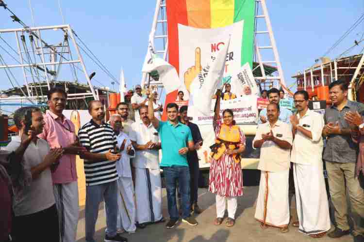 തിരഞ്ഞെടുപ്പിൽ വോട്ടർമാരുടെ പങ്കാളിത്തം വർധിപ്പിക്കാൻ ജില്ലാ ഭരണകൂടത്തിന്റെ നേതൃത്വത്തിൽ നടത്തിവരുന്ന സ്വീപ്പ് പ്രചാരണ പരിപാടികളുടെ ഭാഗമായി പുതിയാപ്പ ഹാർബറിൽ സംഘടിപ്പിച്ച ജലഘോഷയാത്രയുടെ ഫ്ലാഗ് ഓഫും സ്വീപ്പ് ബോട്ട് ഇൻസ്റ്റലേഷൻ അനാച്ഛാദനവും ജില്ലാ കലക്ടർ സ്നേഹിൽ കുമാർ സിങ് നിർവഹിക്കുന്നു