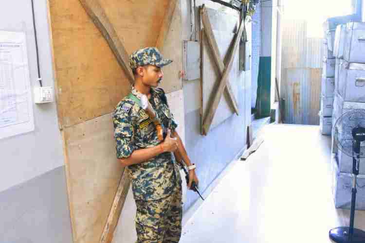 വെള്ളിമാട്കുന്ന് ജെ.ഡി.ടി ഇസ്‌ലാം കോളേജിലെ സ്ട്രോങ് റൂമിന് മുന്നില്‍ കാവല്‍ നില്‍ക്കുന്ന സുരക്ഷാ ഉദ്യോഗസ്ഥന്‍