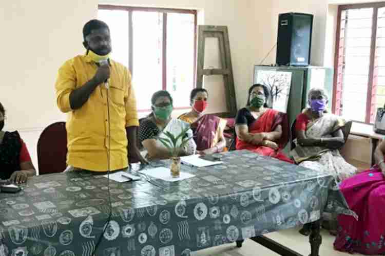 പന്തളം ബി.ആര്‍.സി പരിധിയില്‍ ഓണ്‍ലൈന്‍ പഠന സൗകര്യം ആരംഭിക്കുന്നതിനെ സംബന്ധിച്ച് നടന്ന യോഗത്തില്‍ ചിറ്റയം ഗോപകുമാര്‍ എം.എല്‍.എ സംസാരിക്കുന്നു.