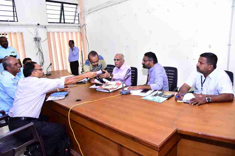 പ്രവാസി ഭാരതീയര്‍ (കേരളീയര്‍) കമ്മീഷന്‍ ചെയര്‍മാന്‍ റിട്ട.ജസ്റ്റിസ് ഭവദാസന്‍റെ അധ്യക്ഷതയില്‍ കളക്ടറേറ്റ് കോണ്‍ഫറന്‍സ് ഹാളില്‍ നടന്ന സിറ്റിംഗില്‍ നിന്ന്