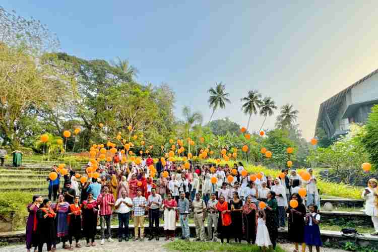 ഓറഞ്ച് ദി വേൾഡ് ക്യാമ്പയിനിന്റെ ഭാഗമായി ജെൻഡർ പാർക്കിൽ ഓറഞ്ച് ബലൂണുകൾ പറത്തുന്നു