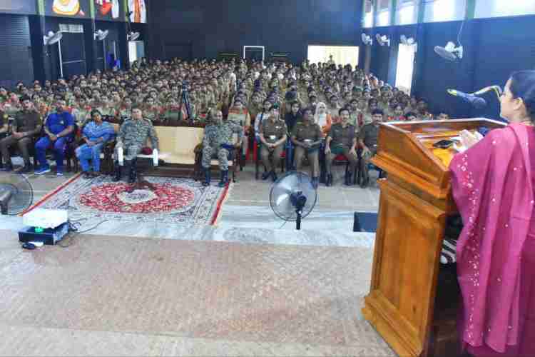 'യുവ ആപ്ദ മിത്ര' പദ്ധതിയുടെ ഭാഗമായി എന്‍.സി.സി കേഡറ്റുകള്‍ക്കായി സംഘടിപ്പിക്കുന്ന പ്രത്യേക ദുരന്തനിവാരണ പരിശീലന പരിപാടി ഡെപ്യൂട്ടി കലക്ടര്‍ ഷാമിന്‍ സെബാസ്റ്റ്യന്‍ ഉദ്ഘാടനം ചെയ്യുന്നു