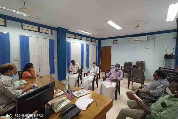 കോവിഡ് സുരക്ഷയുമായി ബന്ധപ്പെട്ട് എഡിഎം അലക്‌സ് പി.തോമസിന്റെ അധ്യക്ഷതയില്‍ കളക്ടറേറ്റില്‍ ചേര്‍ന്ന സംയുക്ത ട്രേഡ് യൂണിയന്‍ നേതാക്കളുടെ യോഗം.	