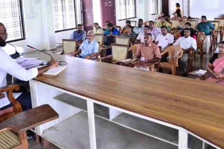 ജില്ലയിലെ പാചക വാതക വിതരണക്കൂലി നിശ്ചയിക്കുതുമായി ബന്ധപ്പെ'് കളക്ടട്രേറ്റില്‍ എ.ഡി.എമ്മിന്റെ അധ്യക്ഷതയില്‍ യോഗം ചേരുു.