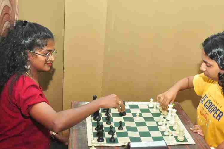 ബേപ്പൂർ വാട്ടർ ഫെസ്റ്റ് സീസൺ -5 നോടനുബന്ധിച്ച് നടന്ന ചെസ് ചാമ്പ്യൻഷിപ്പ്   ചാലിയം ഹൈസ്കൂളിൽ കടലുണ്ടി പഞ്ചായത്ത് പ്രസിഡണ്ട് ഒ.  ഭക്തവത്സലൻ ഉദ്ഘാടനം ചെയ്യുന്നു