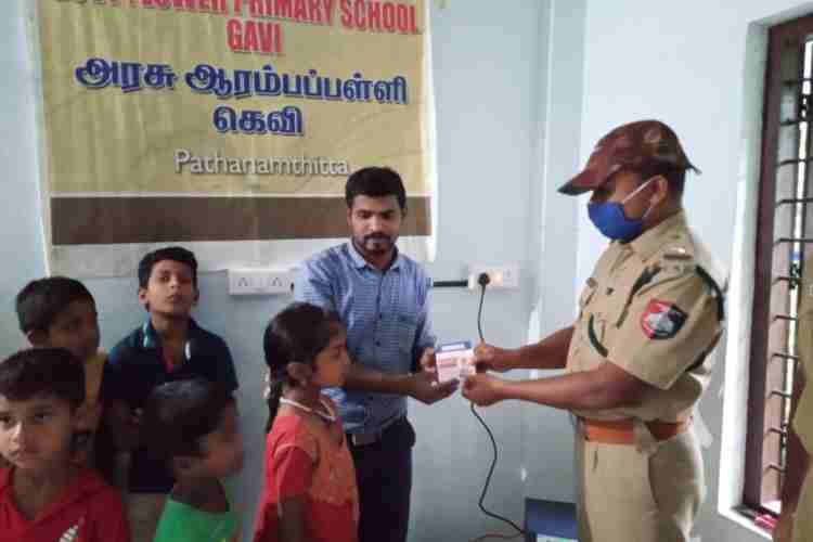 ഗവി ഗവണ്‍മെന്റ് എല്‍.പി സ്‌കൂള്‍ പെരിയാര്‍ ടൈഗര്‍ ഡിവിഷന്‍ വെസ്റ്റ് പമ്പ റെയിഞ്ച് ഫോറസ്റ്റ് ഉദ്യോഗസ്ഥരുടെ നേതൃത്വത്തില്‍ ഇന്‍വര്‍ട്ടര്‍ കൈമാറുന്നു