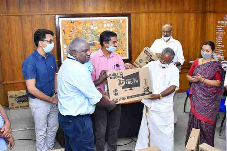 നിര്‍ധന വിദ്യാര്‍ഥികള്‍ക്ക് ഓണ്‍ലൈന്‍ പഠന സഹായത്തിനായി ജില്ലാ വ്യവസായ വകുപ്പ് 117 ടെലിവിഷനുകള്‍ നല്‍കുന്നതിന്റെ ആദ്യഘട്ടമായി 50 ടെലിവിഷനുകള്‍ മന്ത്രി കെ.രാജുവിന് ജില്ലാ വ്യവസായ കേന്ദ്രം ജനറല്‍ മാനേജര്‍ ഡി.രാജേന്ദ്രന്‍, കെ.എസ്.എസ്.ഐ.എ ജില്ലാ പ്രസിഡന്റ് മോര്‍ലി ജോസഫ് എന്നിവര്‍ ചേര്‍ന്ന് കൈമാറുന്നു