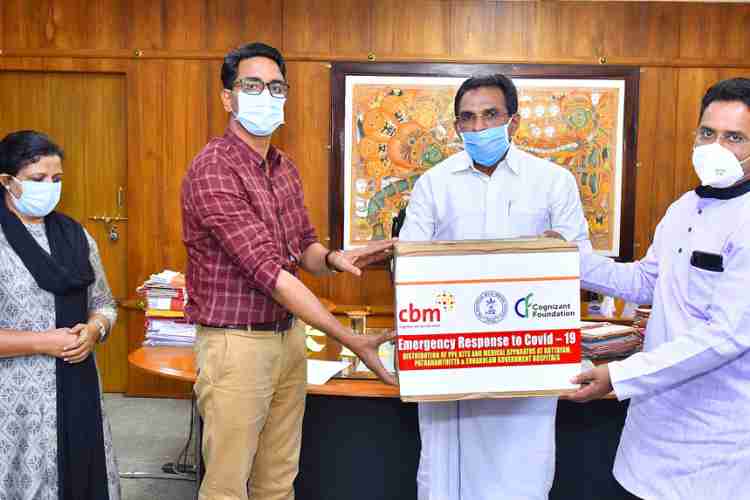 കോട്ടയം സോഷ്യല്‍ സര്‍വീസ് സൊസൈറ്റിയുടെ നേതൃത്വത്തില്‍ എച്ച്-80 എം സീരീസ് ഹൈ ഫ്ളോ ഹ്യുമിഡിഫയര്‍ യൂണിറ്റ് ആന്റോ ആന്റണി എം.പിയുടെ സാന്നിധ്യത്തില്‍ സോഷ്യല്‍ സര്‍വീസ് സൊസൈറ്റി എക്സിക്യൂട്ടീവ് ഡയക്ടര്‍ ഫാ.സുനില്‍ പെരുമാനൂര്‍ ജില്ലാ കളക്ടര്‍ പി.ബി നൂഹിന് കൈമാറുന്നു. 