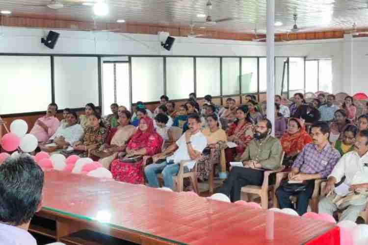 നവകേരളം സിറ്റിസൺ റെസ്പോൺസ് പ്രോഗ്രാമിന്റെ ഭാഗമായി ബാലുശ്ശേരി നിയോജക മണ്ഡലത്തിൽ സന്നദ്ധ സേന പ്രവർത്തകർക്കുള്ള പരിശീലനത്തിന്റെ ഉദ്ഘാടനം ജില്ലാ ഇൻഫർമേഷൻ ഓഫീസർ സി പി അബ്ദുൽ കരീം നിർവഹിക്കുന്നു