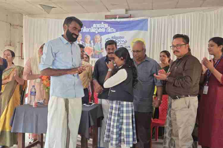 ദേശീയ വിരവിമുക്ത ദിനാചരണത്തിന്റെ ജില്ലാതല ഉദ്ഘാടനം കുന്ദമംഗലം ഗവ. ഹയര്‍ സെക്കന്‍ഡറി സ്‌കൂളില്‍ ഗ്രാമപഞ്ചായത്ത് പ്രസിഡന്റ് സി വി സംജിത്ത് നിര്‍വഹിക്കുന്നു