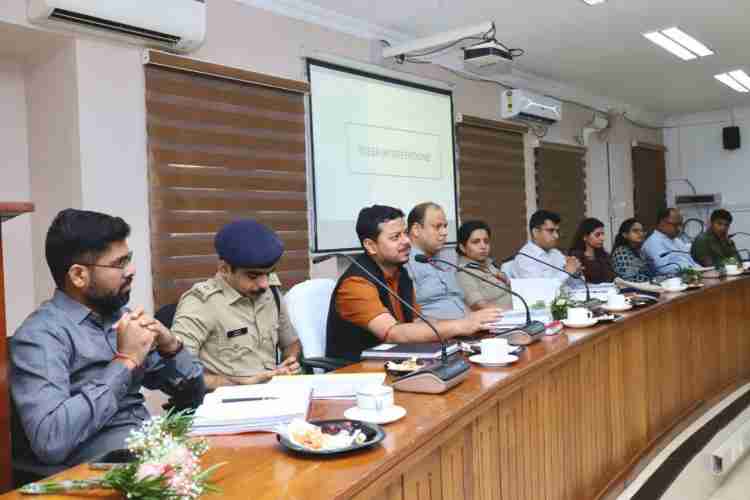 നിയമസഭ തെരഞ്ഞെടുപ്പുമായി ബന്ധപ്പെട്ട് ജില്ലയിലെത്തിയ പൊതുനിരീക്ഷകരുടെയും ചെലവ് നിരീക്ഷകരുടെയും സാന്നിധ്യത്തിൽ കലക്ടറേറ്റ് കോൺഫറൻസ് ഹാളിൽ ചേർന്ന യോഗം