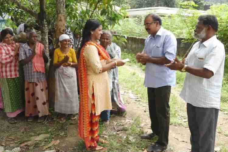 തൊഴിലുറപ്പ്  യൂണിറ്റിന്റെ നേതൃത്വത്തില്‍ നടത്തിയ അനുമോദന ചടങ്ങില്‍ പത്താംക്ലാസ് പരീക്ഷയില്‍ മികച്ച വിജയം കൈവരിച്ച അശ്വതിയുടെ മാതാവിനു  പഞ്ചായത്ത് അംഗം തമ്പി ജോര്‍ജ് അംഗങ്ങള്‍ സമാഹരിച്ച തുക കൈമാറുു.