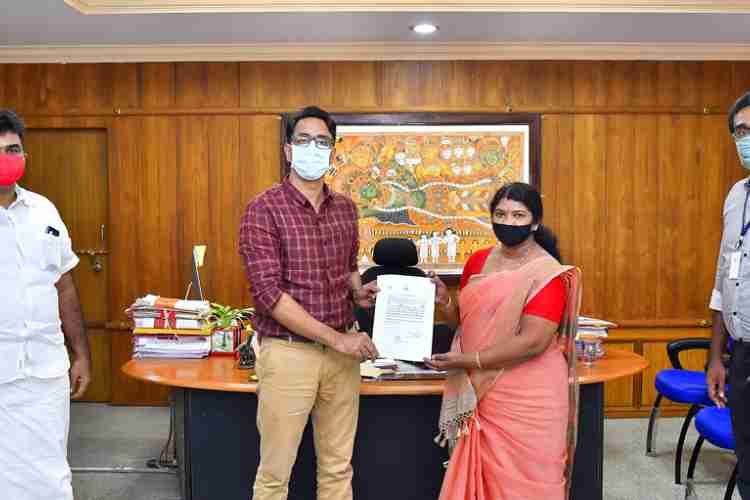 പന്തളം ബ്ലോക്ക് ദുരിതാശ്വാസ നിധിയിലേക്ക് 10 ലക്ഷം രൂപ കൈമാറി