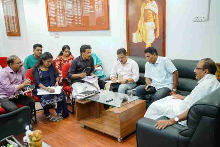 കോരപ്പുഴയിലെ ഡ്രഡ്ജിങ്ങുമായി ബന്ധപ്പെട്ട് മന്ത്രി എ കെ ശശീന്ദ്രന്റെ അധ്യക്ഷതയില്‍ ചേര്‍ന്ന യോഗം