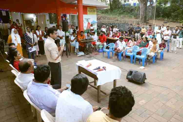 ഫാറൂഖ് ട്രെയിനിങ് കോളേജ് എൻ.എസ്.എസ് യൂണിറ്റിന്റെ നേതൃത്വത്തിൽ ഒരുക്കിയ സെൻസറി പാർക്ക്, ഔഷധ-ഫലവൃക്ഷ തോട്ടം എന്നിവയുടെ ഉദ്ഘാടനം ജില്ലാ കലക്ടർ സ്നേഹിൽ കുമാർ സിംഗ് നിർവഹിക്കുന്നു