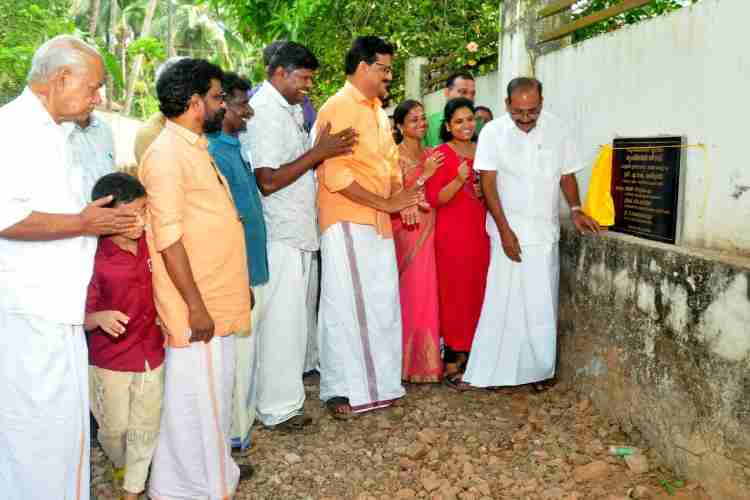 പുത്തലത്ത്താഴം -കൃഷിഭവൻ റോഡിൻ്റെ പ്രവൃത്തി ഉദ്ഘാടനം മന്ത്രി എ കെ ശശീന്ദ്രൻ നിർവഹിക്കുന്നു