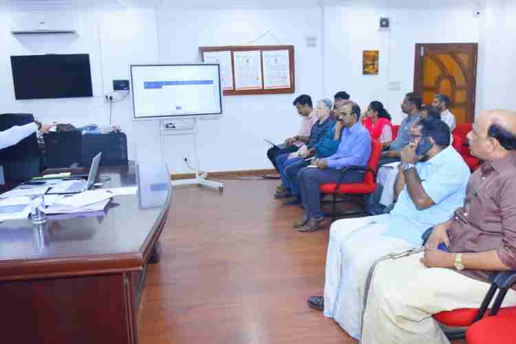 ഇലക്‌ട്രോണിക് വോട്ടിങ് യന്ത്രങ്ങളുടെയും (ഇ.വി.എം) വിവിപാറ്റിന്റെയും ആദ്യഘട്ട റാന്‍ഡമൈസേഷന്റെ ഭാഗമായി ജില്ലാ കലക്ടറുടെ അധ്യക്ഷതയില്‍ ചേര്‍ന്ന യോഗം