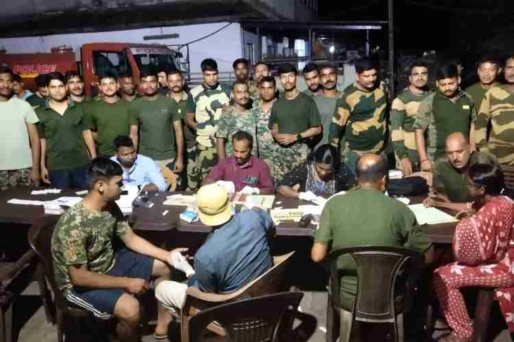 നിയമസഭ തിരഞ്ഞെടുപ്പിന്റെ ഭാഗമായി വടകര താഴെ അങ്ങാടിയിലെ സൈക്ലോണ്‍ ഷെല്‍ട്ടറില്‍ താമസിച്ചുവരുന്ന ബി.എസ്.എഫ് അംഗങ്ങള്‍ക്കായി നടത്തിയ രാത്രികാല രക്തപരിശോധനാ ക്യാമ്പ്