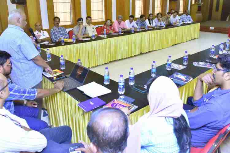 ദേശീയ എയ്ഡ്സ് നിയന്ത്രണ പരിപാടിയുടെ ഭാഗമായി സംഘടിപ്പിച്ച സെമിനാറിൽ ജില്ലാ മെഡിക്കൽ ഓഫീസർ ഡോ. കെ കെ രാജാറാം സംസാരിക്കുന്നു