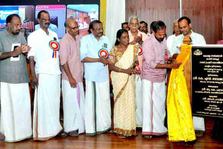 കൊയിലാണ്ടി സബ് ട്രഷറി കെട്ടിടോട്ഘാടന ചടങ്ങിൽ നഗരസഭ ചെയർപേഴ്സൺ യു കെ ചന്ദ്രൻ ഫലകം അനാച്ഛാദനം ചെയ്യുന്നു