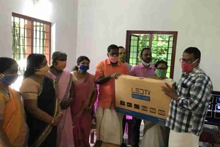 സമഗ്ര ശിക്ഷ കേരള പൊതുഇടങ്ങളില്‍ ഓണ്‍ലൈന്‍ പഠനത്തിന് ടി.വി സ്ഥാപിക്കുന്നതിന്റെ പന്തളം ബ്ലോക്ക്തല ഉത്ഘാടനം ചേരിക്കല്‍ അങ്കണവാടിയില്‍ ചിറ്റയം ഗോപകുമാര്‍ എംഎല്‍എ നിര്‍വഹിക്കുന്നു.