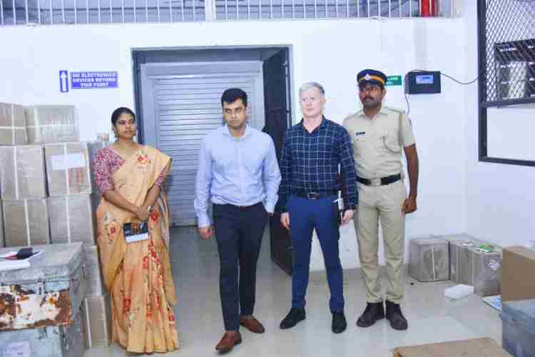 വോട്ടിങ് മെഷീനുകള്‍ സൂക്ഷിക്കുന്ന ചാത്തമംഗലത്തെ വെയര്‍ഹൗസ് ജില്ലാ കലക്ടര്‍ സ്‌നേഹില്‍ കുമാര്‍ സിങ് സന്ദര്‍ശിക്കുന്നു