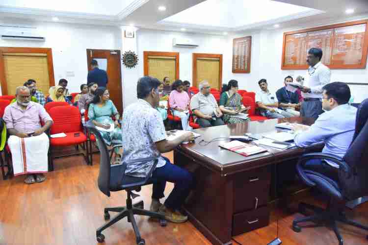 പക്ഷിപ്പനിയുമായി ബന്ധപ്പെട്ട് ജില്ലാ കളക്ടറുടെ അധ്യക്ഷതയിൽ ചേർന്ന യോഗം